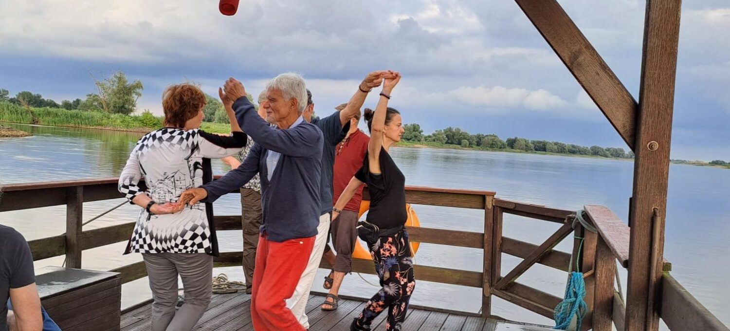 Die letzte Stunde des Salsa-Kurses der KVHs fand auf dem Elbefloß zwischen Neu Darchau und Hitzacker statt.
