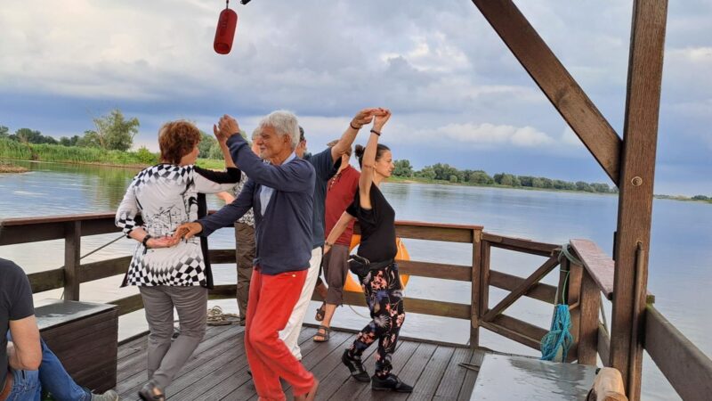 Die letzte Stunde des Salsa-Kurses der KVHs fand auf dem Elbefloß zwischen Neu Darchau und Hitzacker statt.