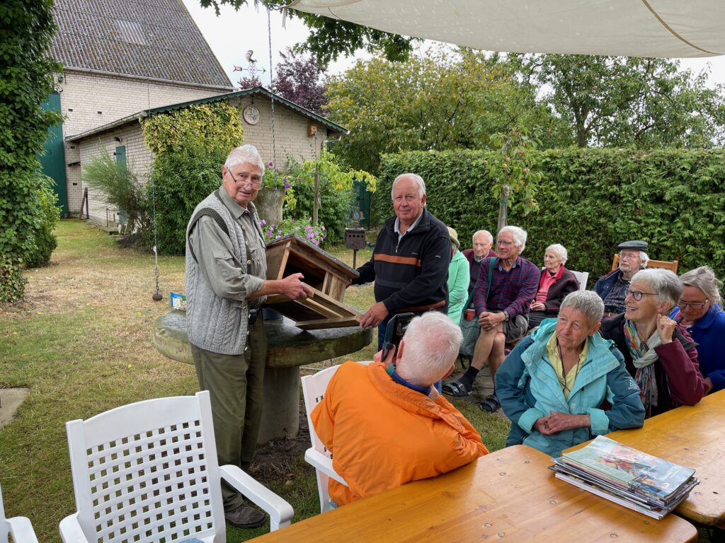 Horst Schuster (links) überreichte Wilfried Schulz einen Kasten für den Turmfalken als Dankeschön für die wiederholte Ausrichtung des Eulenfests.