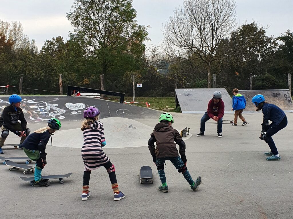 Vom 28. bis 31. Juli und vom 4. bis 7. August, bieten die Jugendzentren der Elbtalaue in Zusammenarbeit mit Frank-Volker Schmidt (3. v. r.) einen Skater-Workshop auf Hitzackers Skaterplatz an.