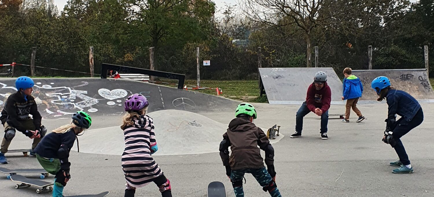 Vom 28. bis 31. Juli und vom 4. bis 7. August, bieten die Jugendzentren der Elbtalaue in Zusammenarbeit mit Frank-Volker Schmidt (3. v. r.) einen Skater-Workshop auf Hitzackers Skaterplatz an.