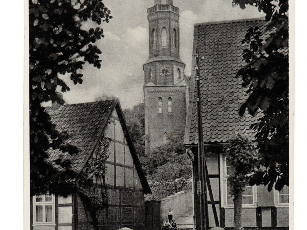 Am 24. August wird der Bartholomäustag gefeiert. Nach diesem Apostel ist auch die Clenzer Kirche benannt - hier eine historsche Postkarte des Bauwerks aus den 1930er-Jahren.