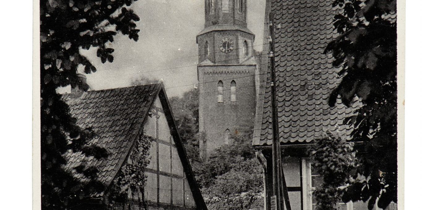 Am 24. August wird der Bartholomäustag gefeiert. Nach diesem Apostel ist auch die Clenzer Kirche benannt - hier eine historsche Postkarte des Bauwerks aus den 1930er-Jahren.