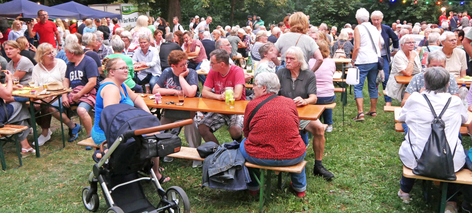 Fest, Menschen, Bänke