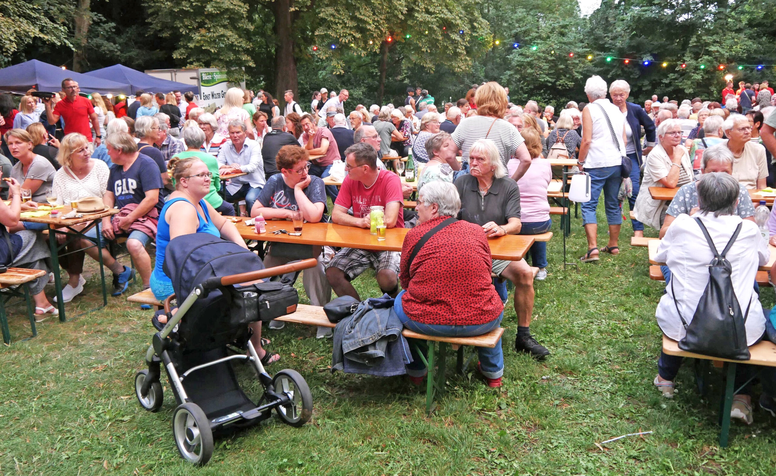 Fest, Menschen, Bänke