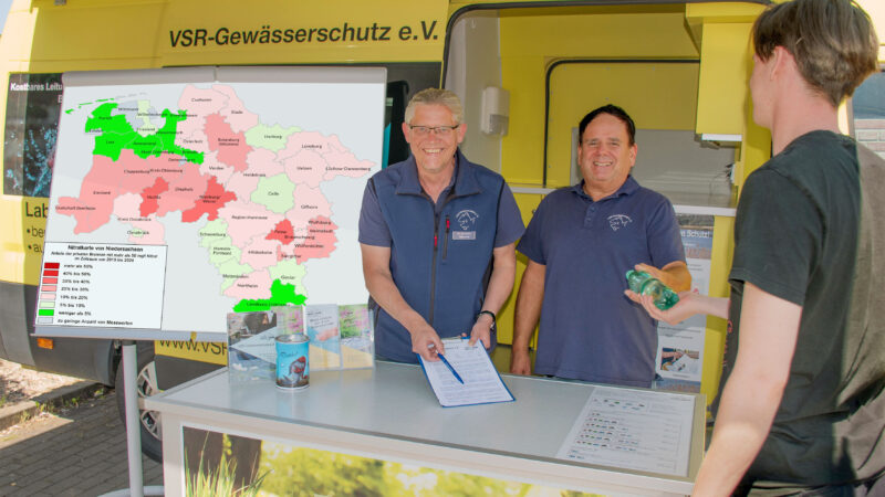 Matthias Albrecht und Frank Sombrowski nehmen am Dienstag, dem 12. August, auf dem Lüchower Marktplatz Wasserproben von Brunnenbesitzern entgegen.