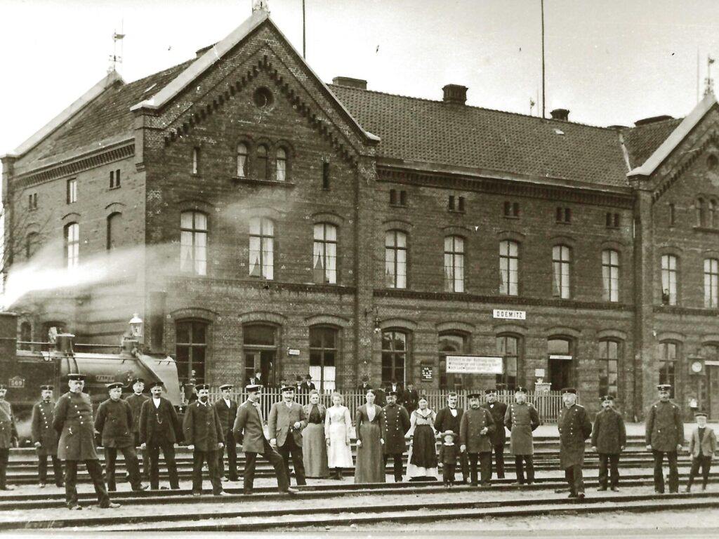Zahlreiche historische Ansichten - hier der Bahnhof Dömitz um 1910 - sind nun online verfügbar.