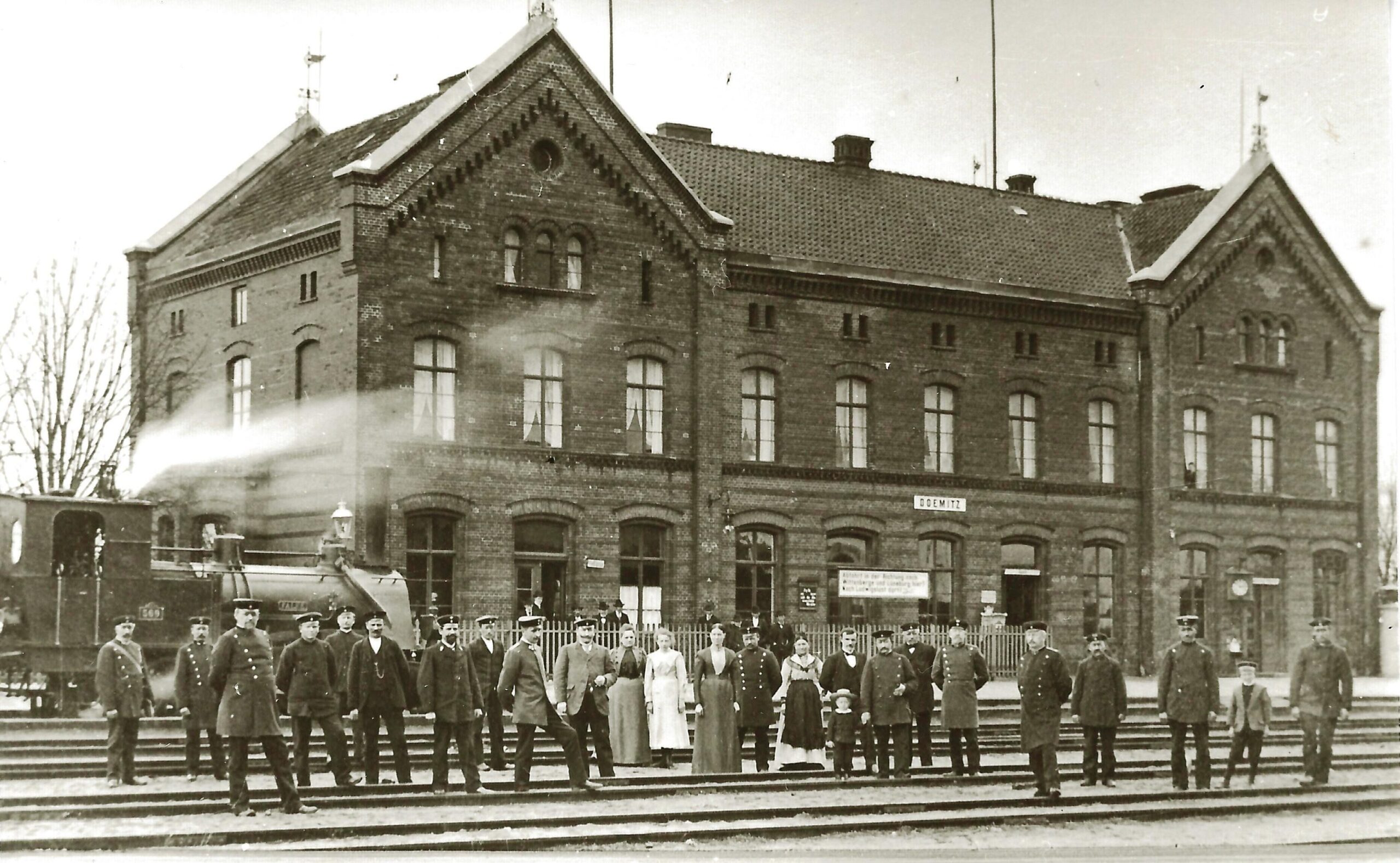 Zahlreiche historische Ansichten - hier der Bahnhof Dömitz um 1910 - sind nun online verfügbar.