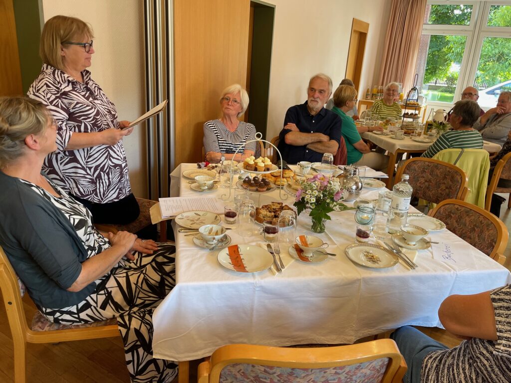 Die Bücherei St. Agnes hatte zur Tea-time mit einer Lesung von Texten der Schriftstellerin Jane Austen eingeladen. Claudia Schulz (links) zählte zu den Vortragenden.