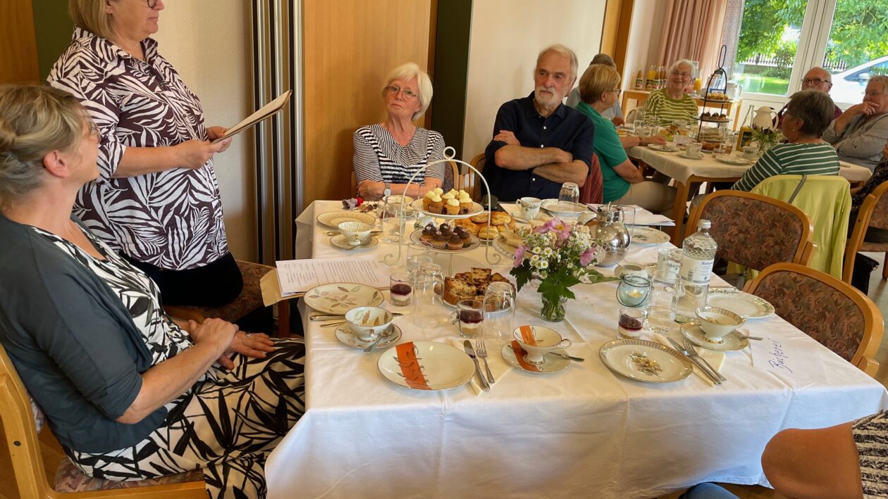Die Bücherei St. Agnes hatte zur Tea-time mit einer Lesung von Texten der Schriftstellerin Jane Austen eingeladen. Claudia Schulz (links) zählte zu den Vortragenden.