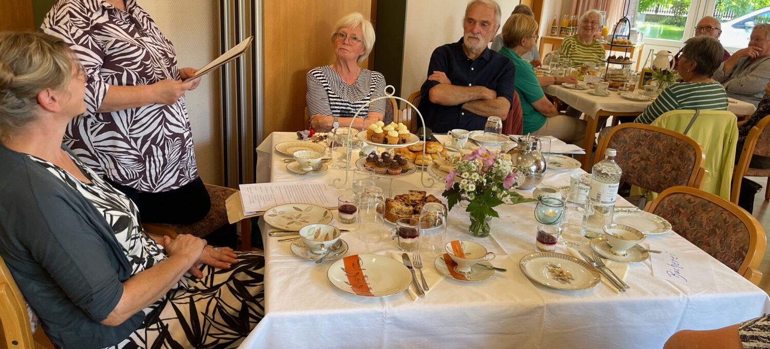 Die Bücherei St. Agnes hatte zur Tea-time mit einer Lesung von Texten der Schriftstellerin Jane Austen eingeladen. Claudia Schulz (links) zählte zu den Vortragenden.