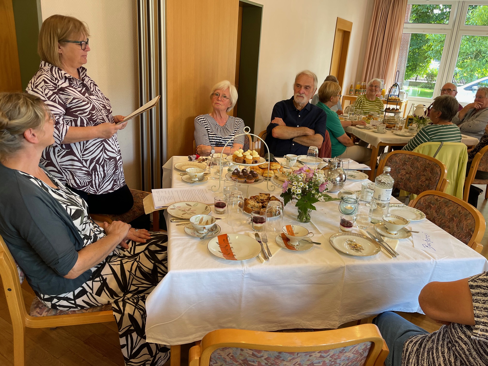 Die Bücherei St. Agnes hatte zur Tea-time mit einer Lesung von Texten der Schriftstellerin Jane Austen eingeladen. Claudia Schulz (links) zählte zu den Vortragenden.
