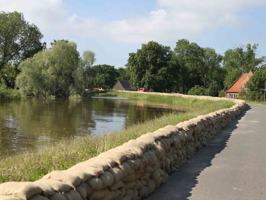 Die unmittelbare Lage am Elbdeich ist für die Damnatzer Fluch und Segen zugleich. Für die Ortsfeuerwehr sind Elbhochwasser seit ihre Gründung immer wieder Einsatzszenarien - so wie 2013.