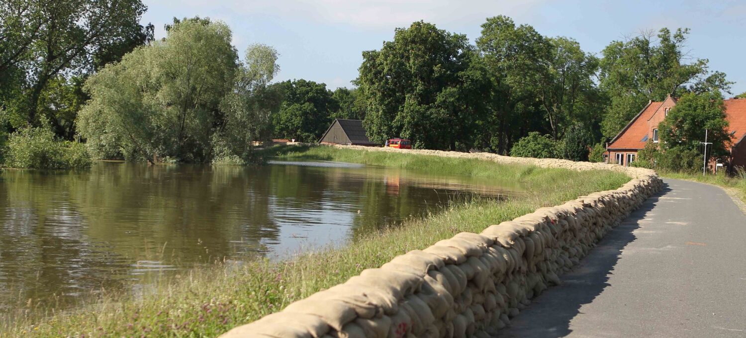 Die unmittelbare Lage am Elbdeich ist für die Damnatzer Fluch und Segen zugleich. Für die Ortsfeuerwehr sind Elbhochwasser seit ihre Gründung immer wieder Einsatzszenarien - so wie 2013.