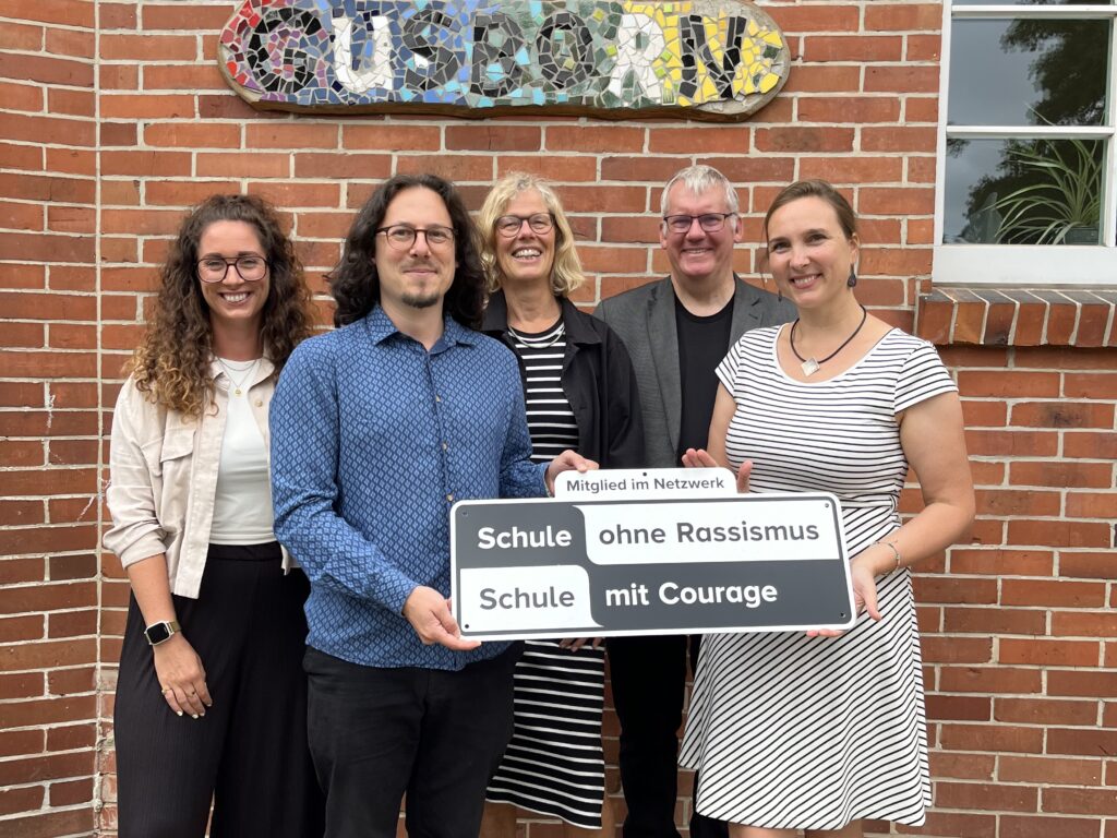 Konstantin Leimig von der Kurve Wustrow (2. von links) überreichte die Plaktette an Schulleiterin Andrea Hahlbohm (rechts). Die Aktion vorbereitet hatten Lehrerin Maike Bodendieck (Mitte) und Schulsozialarbeiterin Mandy Schott (links), Schulpate wurde Pastor Jörg Prahler.