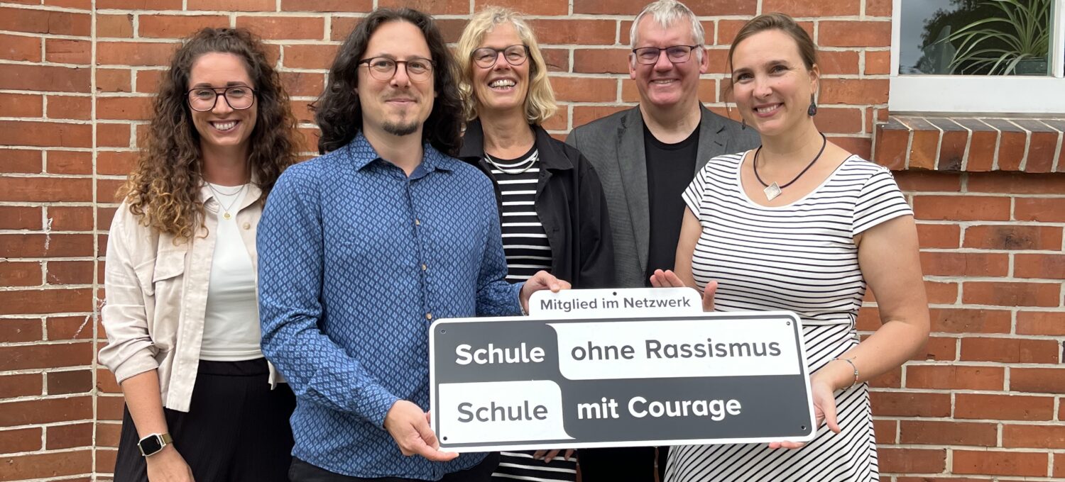 Konstantin Leimig von der Kurve Wustrow (2. von links) überreichte die Plaktette an Schulleiterin Andrea Hahlbohm (rechts). Die Aktion vorbereitet hatten Lehrerin Maike Bodendieck (Mitte) und Schulsozialarbeiterin Mandy Schott (links), Schulpate wurde Pastor Jörg Prahler.