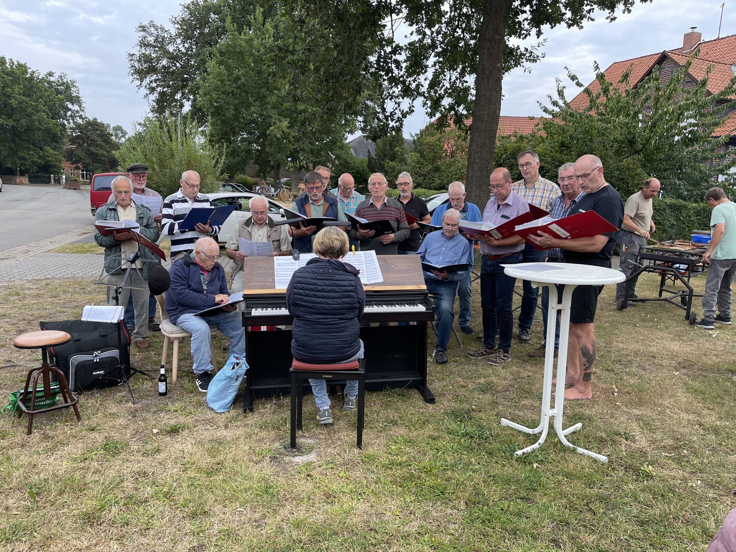 Der Männergesangverein Concordia Lanze-Groß Breese (MGV) veranstaltete auf dem Bocklebener Dorfplatz einen offenen Übungsabend, in der Hoffnung auf neue Sänger.