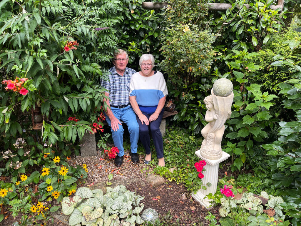 Anneliese und Uwe Mohr präsentieren ihr 8.000 Quadratmeter großes Grundstück, auf dem es viel zu entdecken gibt.