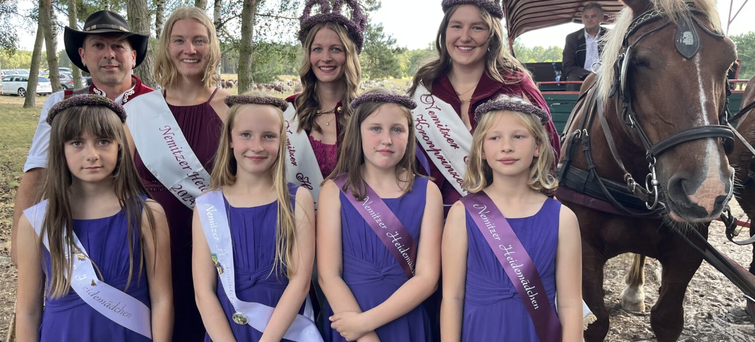 Neue Nemitzer Heidekönigin ist Selina Hintze (hinten Mitte), die das Amt von ihrer Schwester Lara (hinten links) übernahm. Neue Heideprinzessin ist Mathilda Jacobs (hinten rechts). Die neuen Heidemädchen heißen Lia-Sophie (vorne 3. von rechts) und Svea (vorne rechts). Heideschäfer Kai Meinecke hält die Pferde.