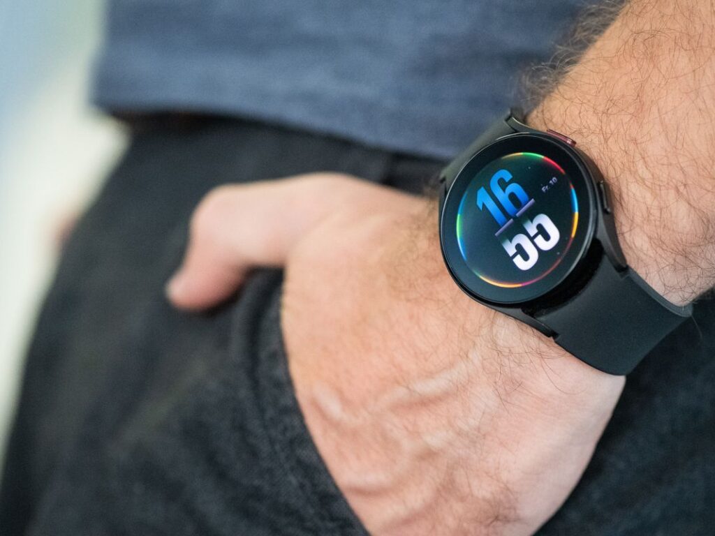 Smartwatch am Handgelenk: Regelmäßige Tragepausen helfen der Haut, sich zu regenerieren.