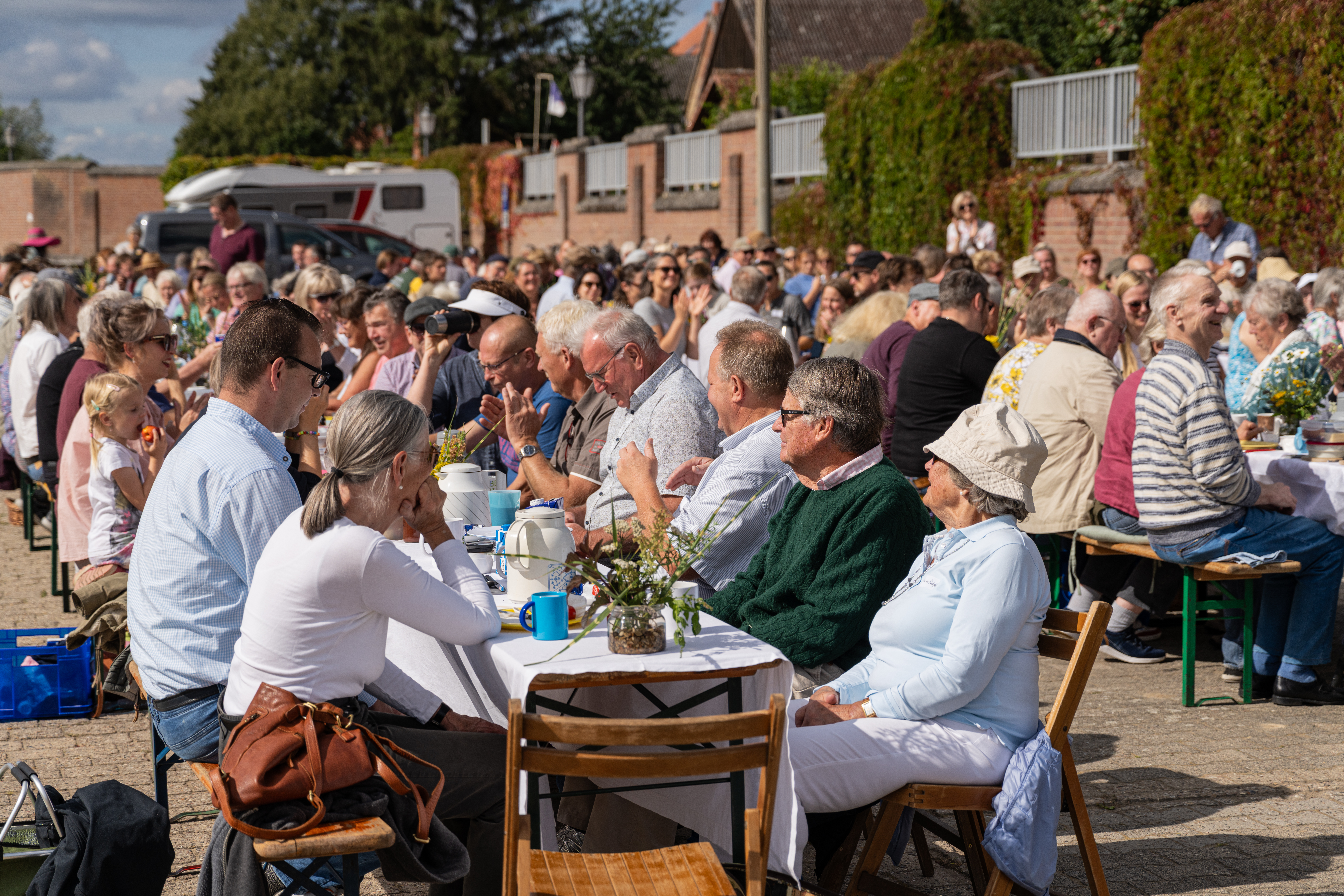 Über 200 Gäste nahmen Ende August bei bestem Sommerwetter am Schnackenburger Stadtfrühstück teil.