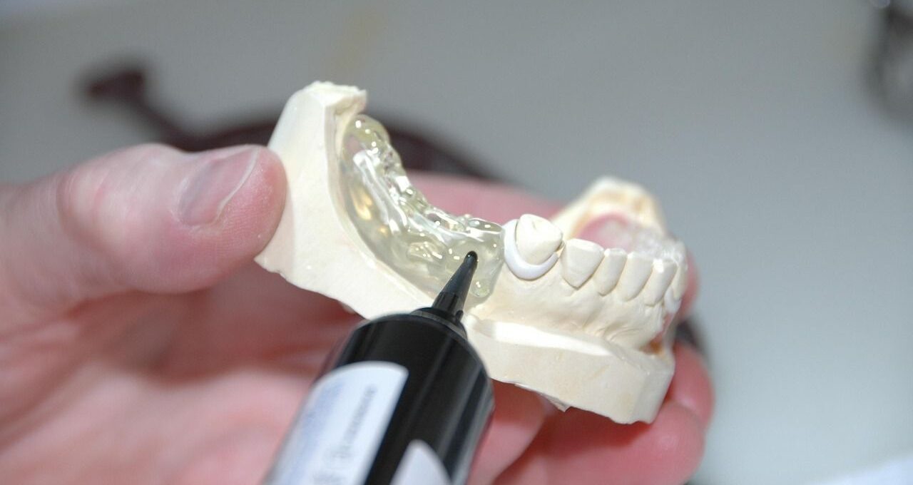 Zur hilfreichen Unterstützung bei der Auswahl von geeigneter Prothetik und passenden Materialien, kann auch ein Zahnersatz-Berater beitragen.