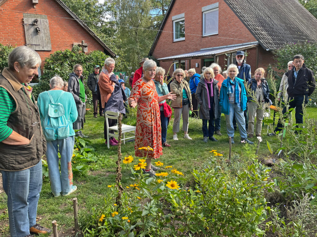 Über großes Interesse an ihrem botanischen Garten konnten sich Heinke Kelm (rotes Kleid) am Sonnabend in Grippel freuen.  Unterstützt wurde sie vom BUND und dem Bündnis Wilde Wiese Wendland.