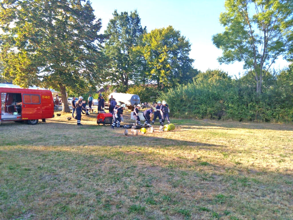 Mit Teamgeist und viel Humor nahmen sechs Damen an dem Traditionswettkampf der alten Eimerfestspiele teil.