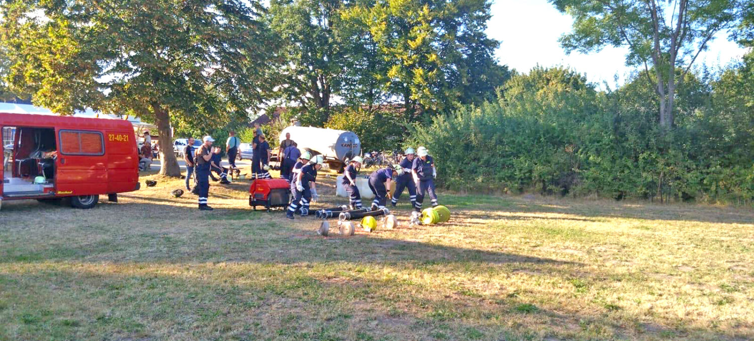 Mit Teamgeist und viel Humor nahmen sechs Damen an dem Traditionswettkampf der alten Eimerfestspiele teil.