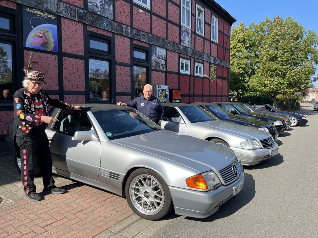 "Ein Auto zum Wohlfühlen": Clubchef Andreas Wulff zeigte Ulli Schröder seinen 500er SL vor dem Stones-Fanmuseum.