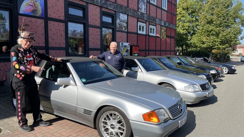 "Ein Auto zum Wohlfühlen": Clubchef Andreas Wulff zeigte Ulli Schröder seinen 500er SL vor dem Stones-Fanmuseum.