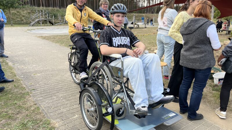 Wer wollte, durfte sich von Lehrer Marcel Kohla im E-Rollstuhl-Trike herumfahren lassen - Besucher Kevin probierte es aus.