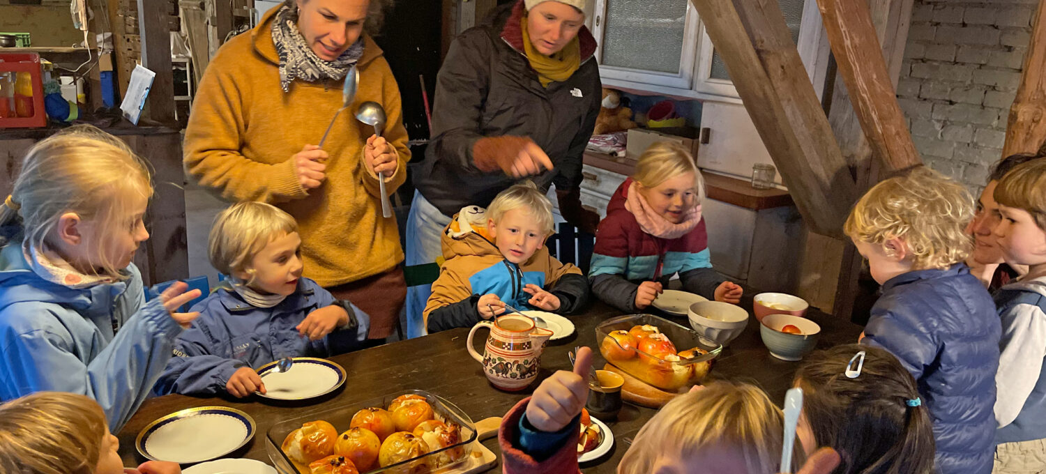Leckere Bratäpfel gab es zum Abschluss der Projekttage für die Apfelkids, die viel über das gesunde Kernobst gelernt haben.