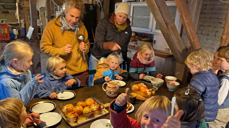 Leckere Bratäpfel gab es zum Abschluss der Projekttage für die Apfelkids, die viel über das gesunde Kernobst gelernt haben.