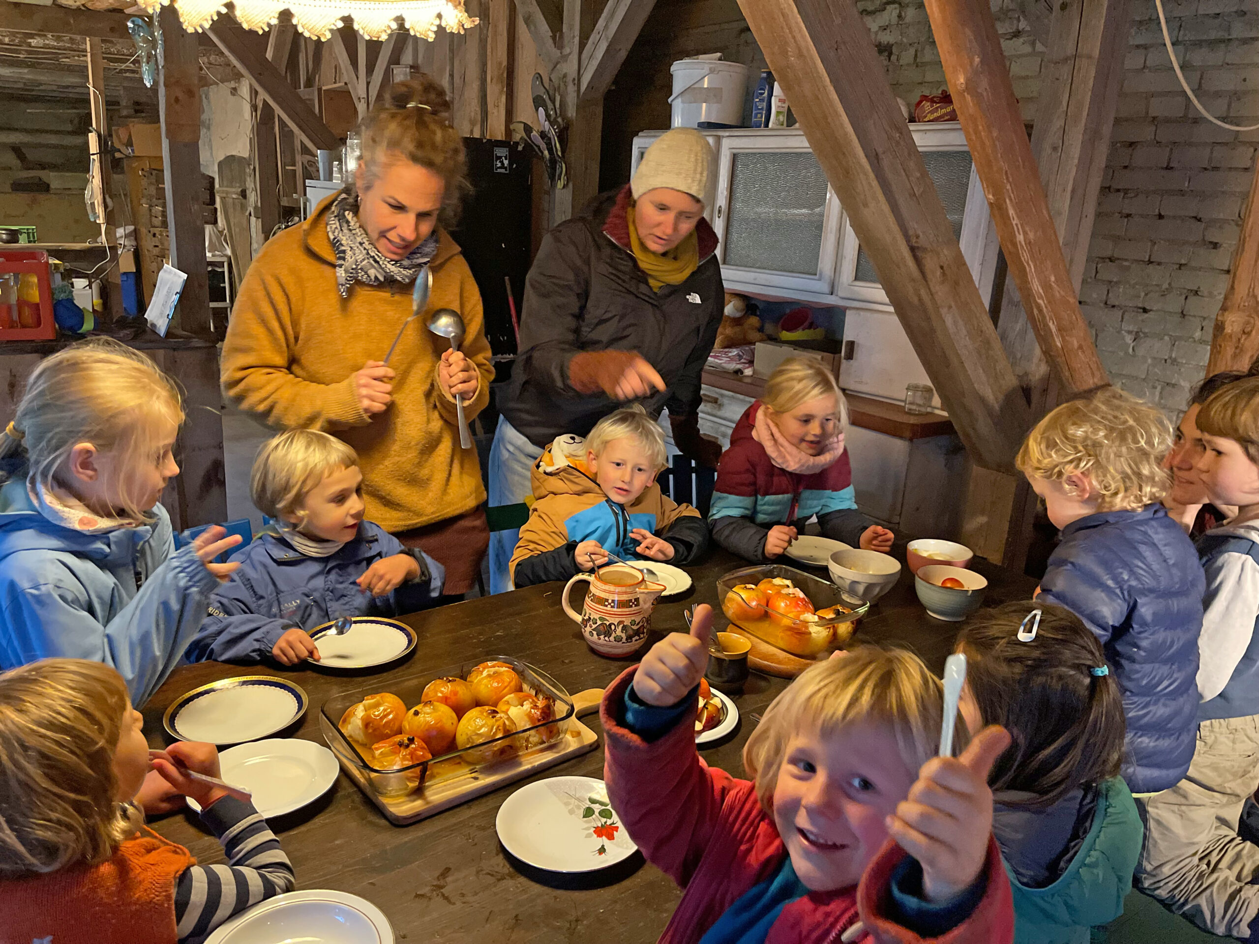 Leckere Bratäpfel gab es zum Abschluss der Projekttage für die Apfelkids, die viel über das gesunde Kernobst gelernt haben.