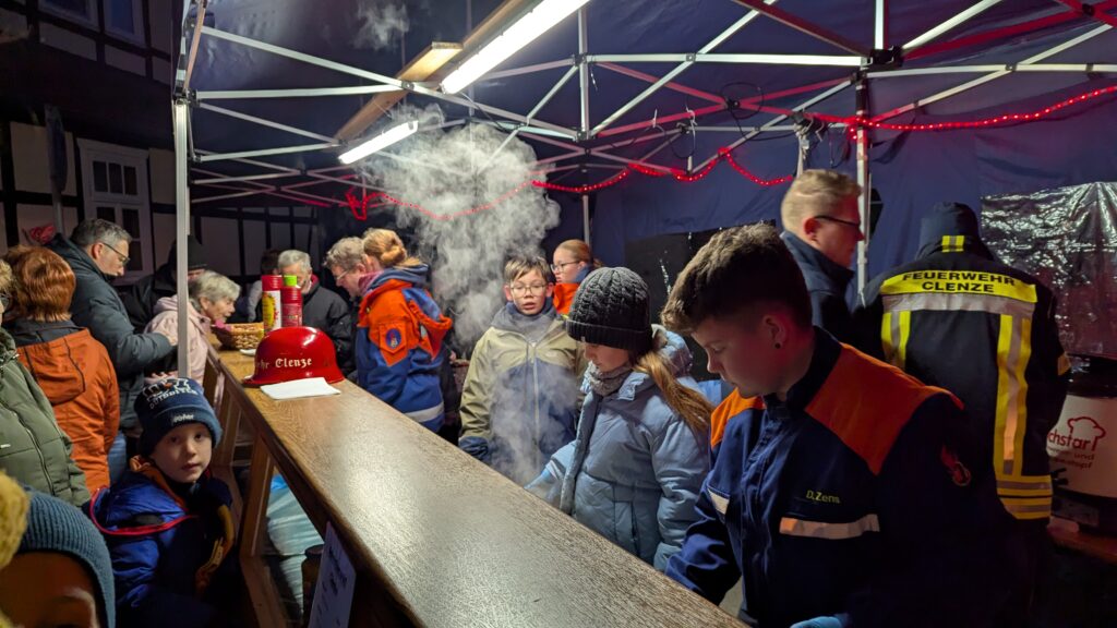 Viele Organisationen, hier die Jugendfeuerwehr, beteiligen sich am Gelingen des Clenzer Adventsmarkets.