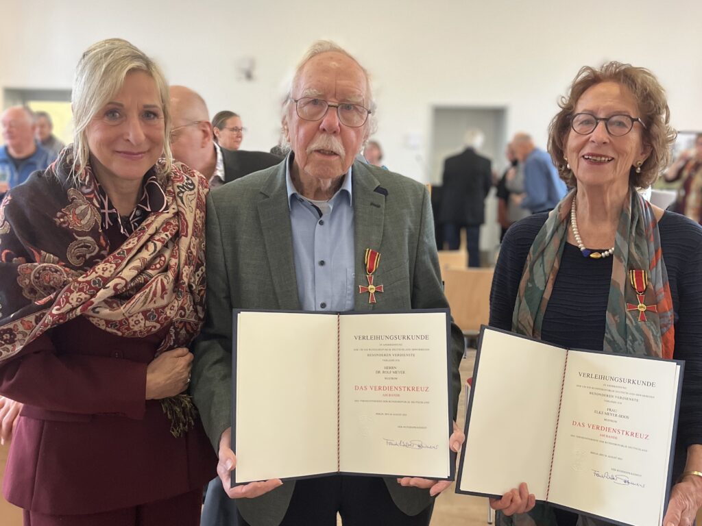 Landrätin Dagmar Schulz (von links) zeichnete Dr. Rolf Meyer und Elke Meyer-Hoos für ihr jahrzehntelanges Engagement für die Regionalgeschichte mit dem Bundesverdienstkreuz aus.
