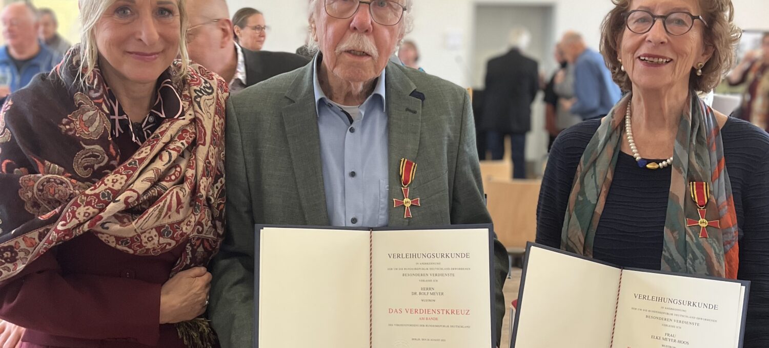 Landrätin Dagmar Schulz (von links) zeichnete Dr. Rolf Meyer und Elke Meyer-Hoos für ihr jahrzehntelanges Engagement für die Regionalgeschichte mit dem Bundesverdienstkreuz aus.