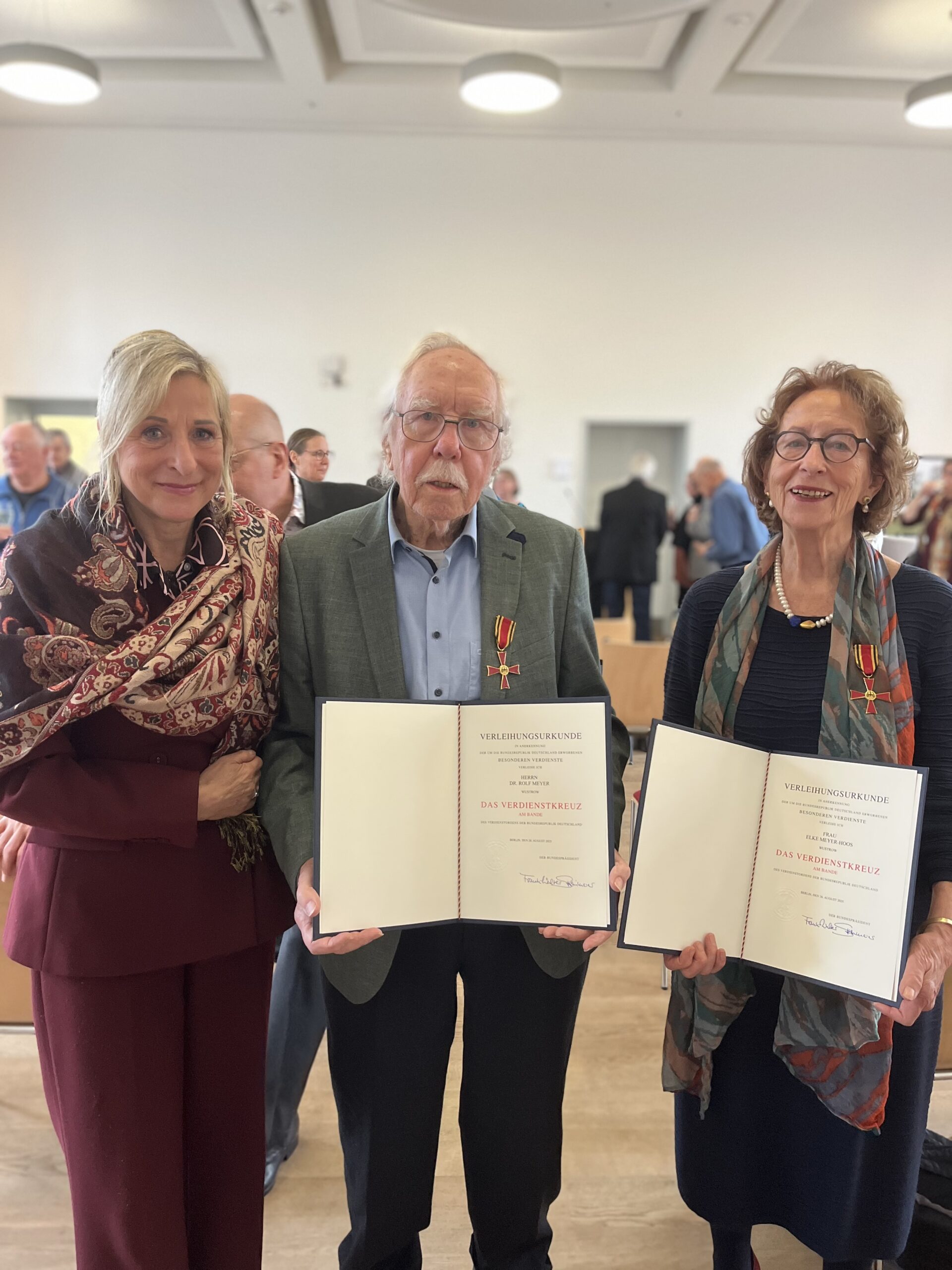 Landrätin Dagmar Schulz (von links) zeichnete Dr. Rolf Meyer und Elke Meyer-Hoos für ihr jahrzehntelanges Engagement für die Regionalgeschichte mit dem Bundesverdienstkreuz aus.