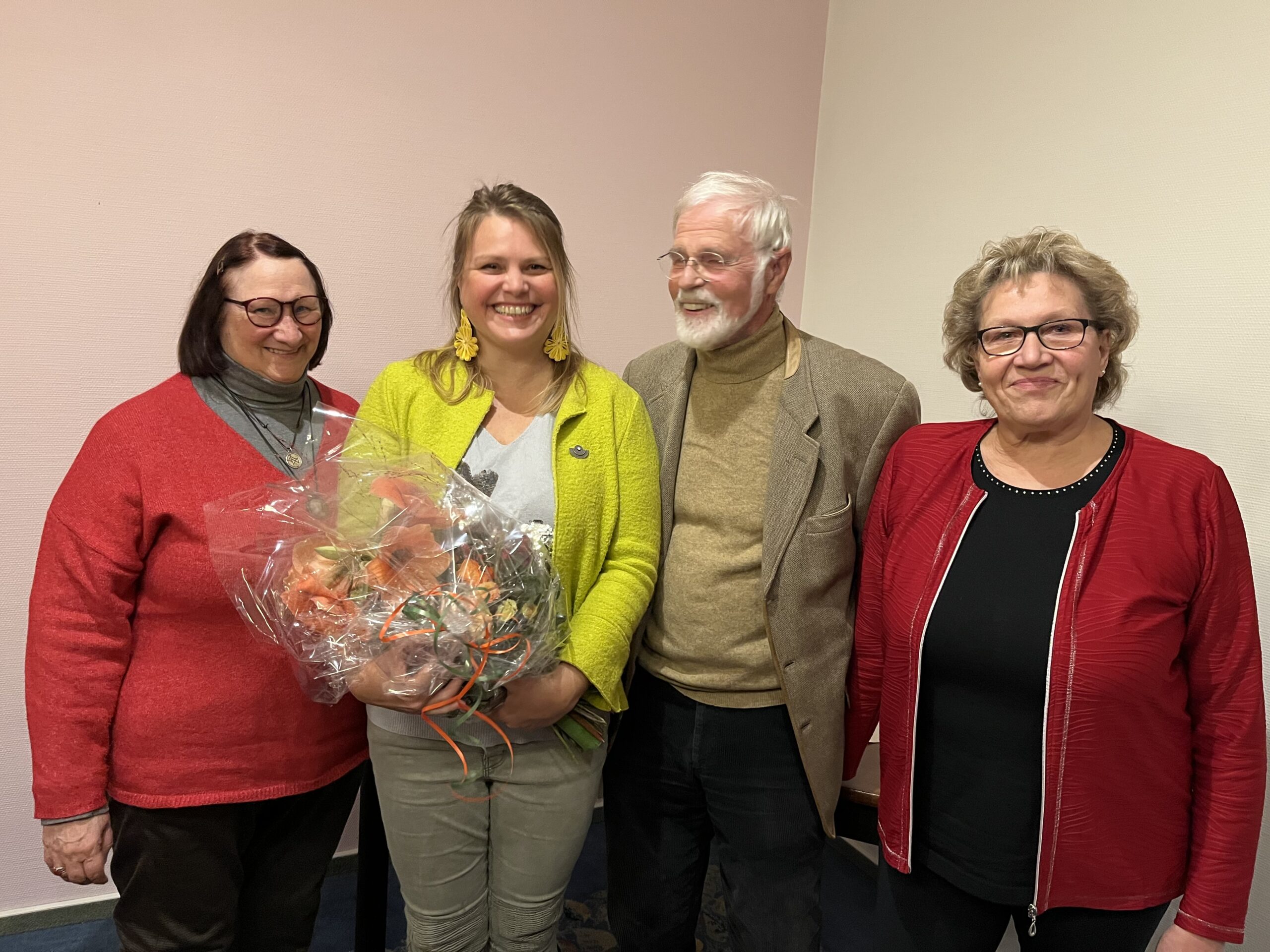 Anna-Maria Adrian Hora (2. von links) wurde als Vorsitzende des Kneippvereins verabschiedet. Die neuen im Vorstand, Schatzmeisterin Anja Zitko (links) und Schriftführerin Marianne Baron (rechts) dankten ihr, ebenso wie der zweite Vorsitzende Dr. Christoph Schmieta. Auf dem Foto fehlt die neue erste Vorsitzende Bettina Riecke.