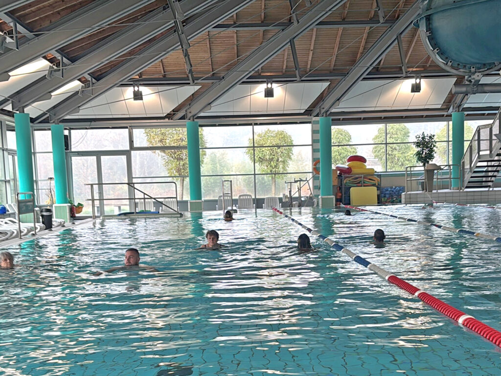 69 Startende legten beim ersten erste 10-Stunden-Schwimmen in der Familientherme Gartow über 100 Kilometer zurück.