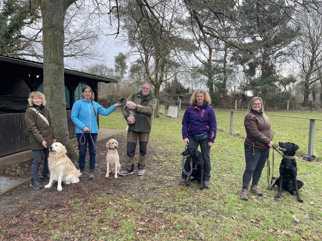 Der neue Vorstand des Schäferhundvereins Wustrow (von links): Kassenwartin Petra Wolhorn, Vorsitzende Isabell Hansen, Platzwart Gunnar hansen sowie die beiden Übungsleiterinnen Steaphanie Witte und Stefanie Schmidt.