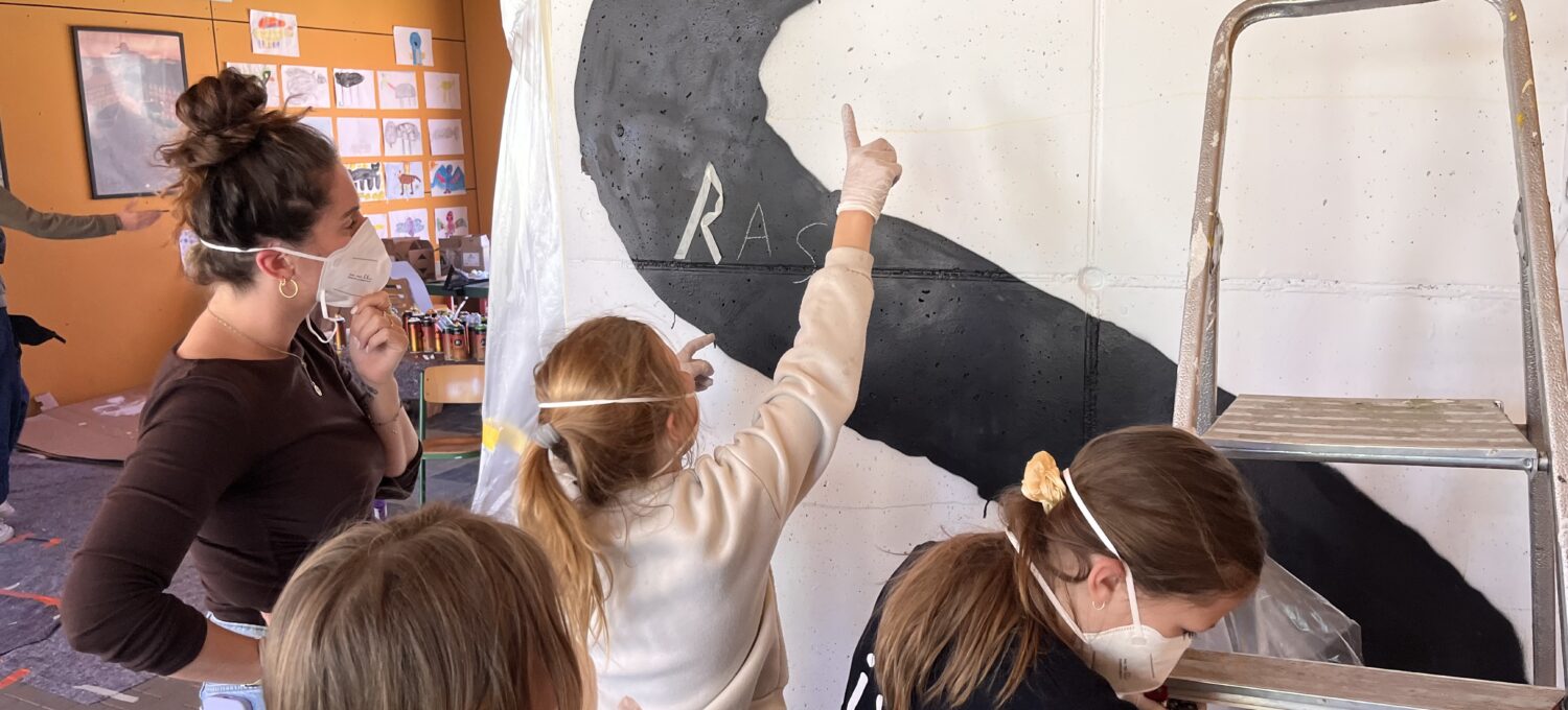 In Gusborns Grundschule gegen Rassismus: Fella, Juna und Amelie zeigen Schulsozialarbeiterin Mandy Schott die Fortschritte ihres Graffitis.