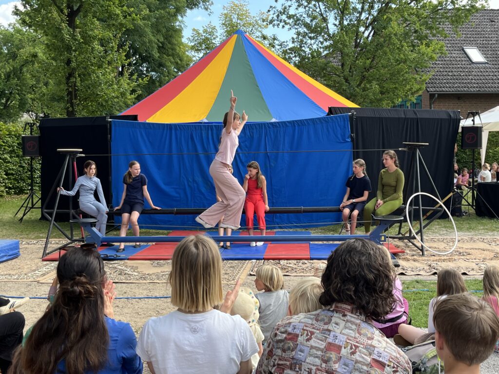 Greta Möhring balanciert auf einem dünnen Drahtseil: Teil der Abschlussvorstellung des Kinderzirkus Zetzewitz am Sonnabend in Wietzetze.