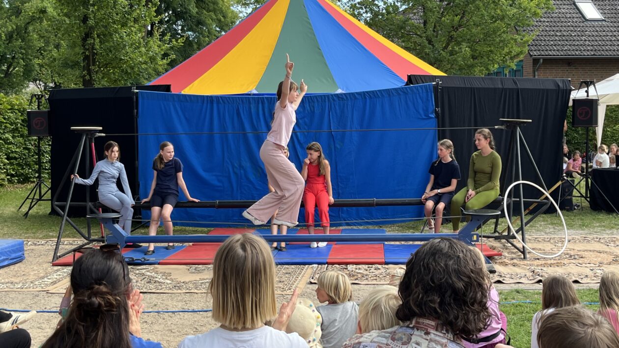 Greta Möhring balanciert auf einem dünnen Drahtseil: Teil der Abschlussvorstellung des Kinderzirkus Zetzewitz am Sonnabend in Wietzetze.