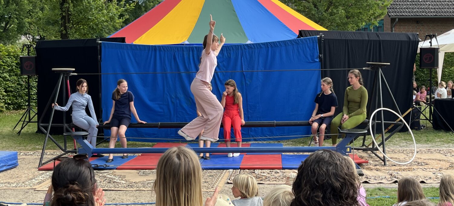 Greta Möhring balanciert auf einem dünnen Drahtseil: Teil der Abschlussvorstellung des Kinderzirkus Zetzewitz am Sonnabend in Wietzetze.