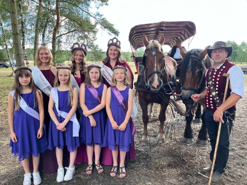 Gruppenbild mit Schäfer: Im vergangenen Jahr posierten die frisch gekrönten Heidemajestäten vor der Pferdekutsche in der Nemitzer Heide.